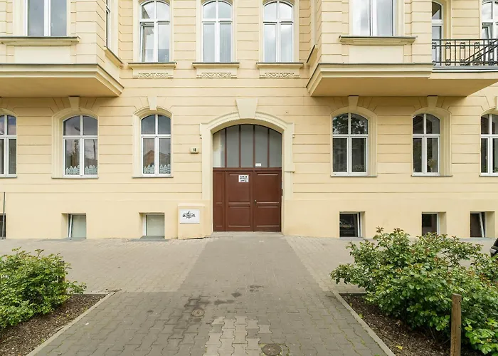 Charming And Modern With Mezzanine In Center By Renters *